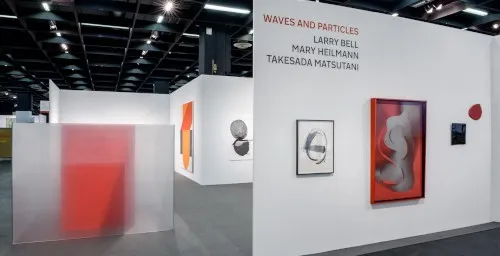 Elegant and modern trade fair booth with contemporary art